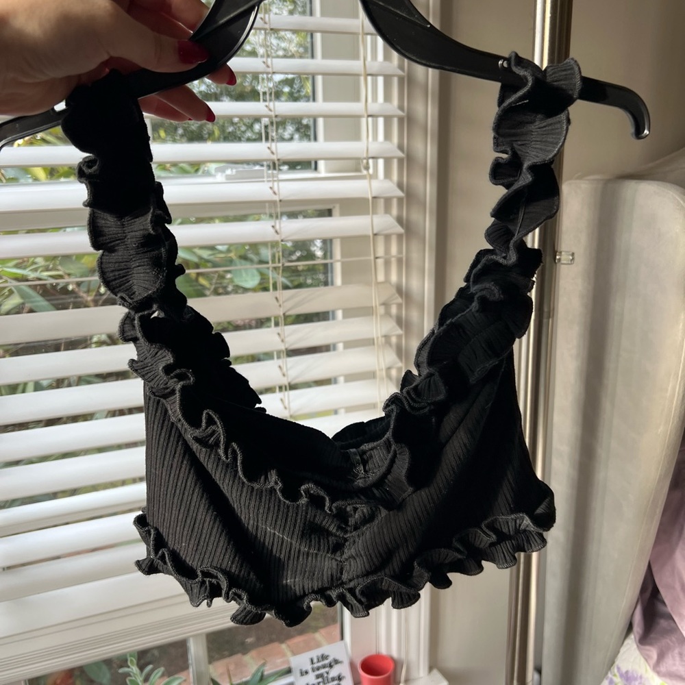 Superrrr cute black ruffle off the shoulder crop top